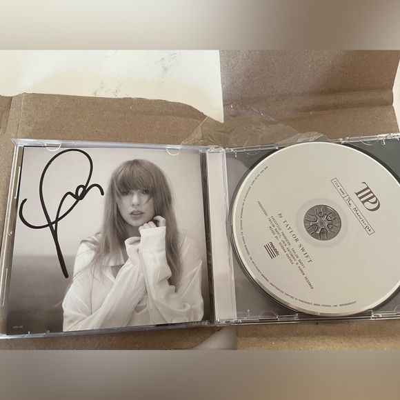 The Tortured Poets Department CD + Bonus Track "The
Manuscript" with Hand Signed - Picture 2 of 3